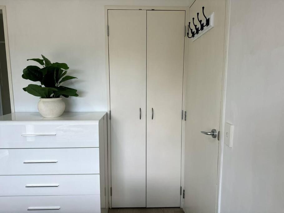 Immaculate 3 Bd 2 Bth Apartment -Free Carpark & Pool 오클랜드 외부 사진